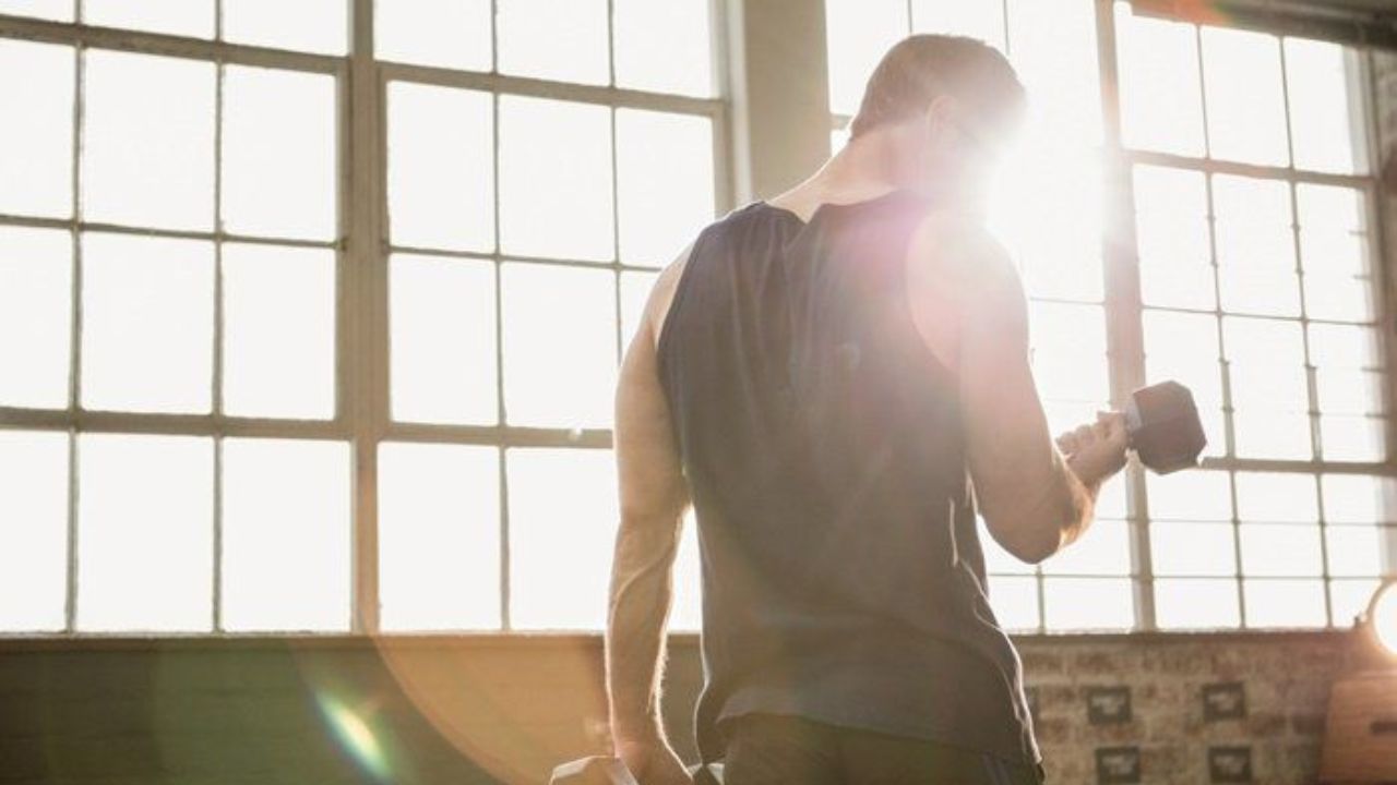 jovem praticando exercícios